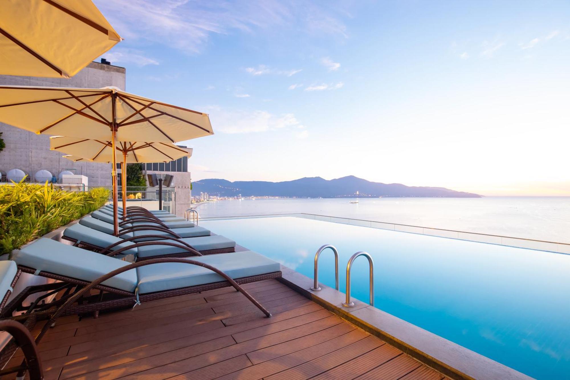 Tms Hotel Da Nang Beach Exteriér fotografie Infinity pool at the hotel